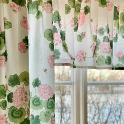 Astrid Rosa Gardinkappa Metervara med Pelargoner