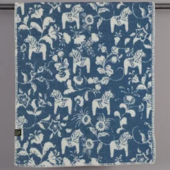 Barnfilt Leksand blå 65x95cm med dalahästar och kurbits