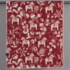 Barnfilt Leksand röd 65x95cm med dalahästar och kurbits