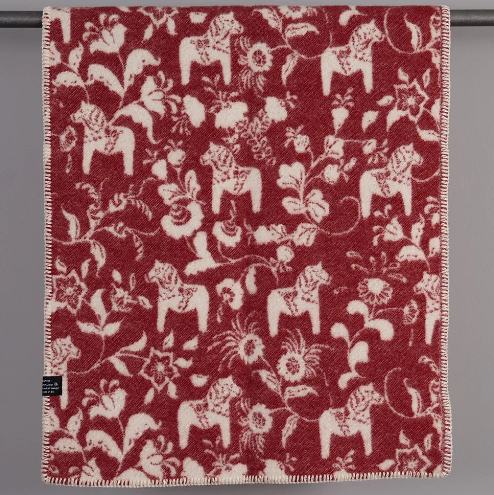 Barnfilt Leksand röd 65x95cm med dalahästar och kurbits