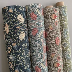 Birds and roses marin tyg