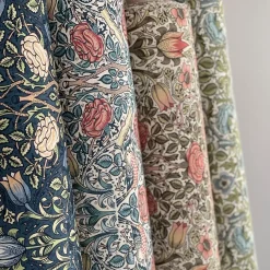 Birds and roses marin tyg
