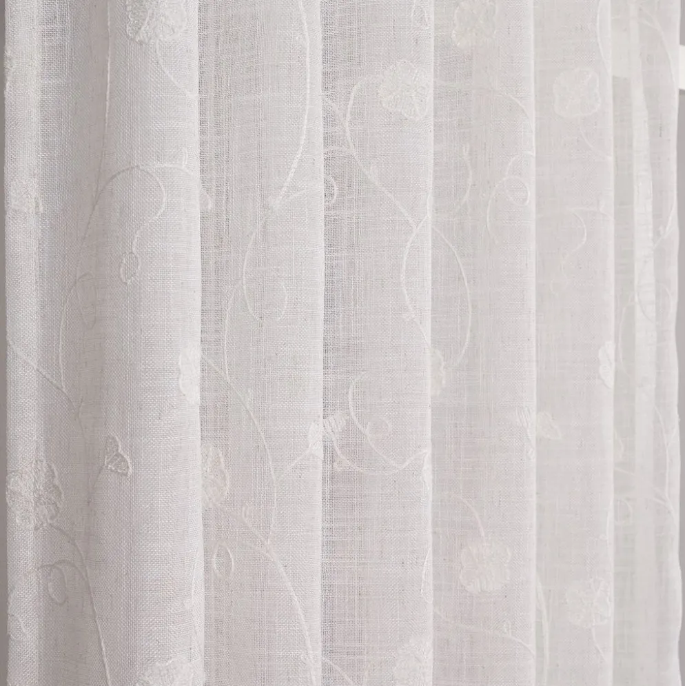 Desire offwhite gardiner – ljus och romantisk fönsterinramning