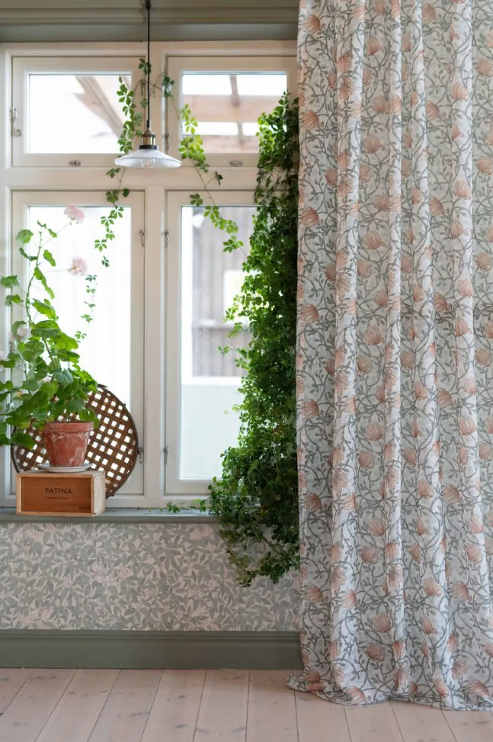 Emma grön skira gardiner med blomstermönster 140x250cm