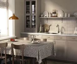 Ester beige bordsduk med tidlöst bladmönster