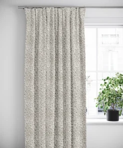 Ester beige gardiner med tidlöst bladmönster