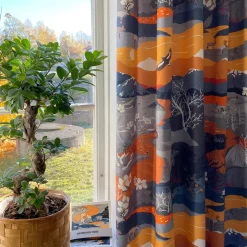 Fjällvandring orange gardiner