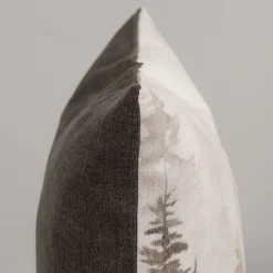 Forest kuddfodral - dimhöljd urskog i mjuka toner