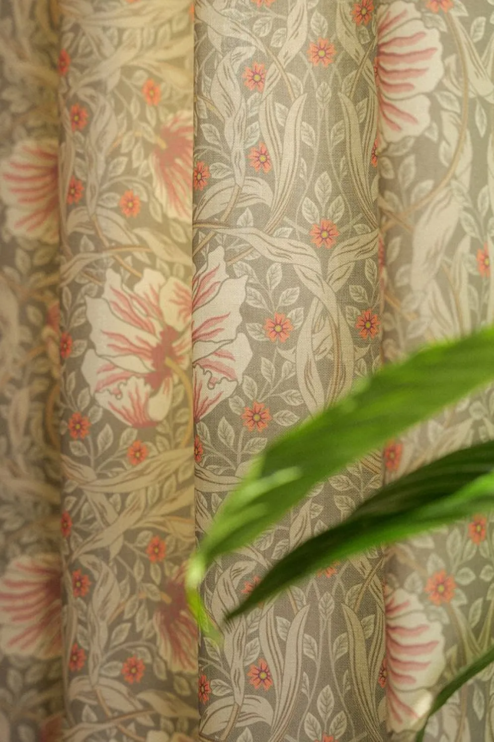 Grace dimmgrön gardiner - Klassisk blommig Arts and Crafts design