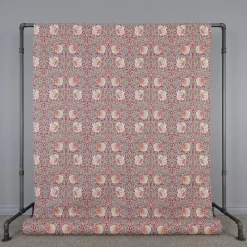 Grace röd tyg - Klassisk blommig Arts and Crafts design