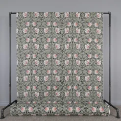 Grace svart tyg - Klassisk blommig Arts and Crafts design