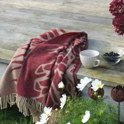 Kotteri vinröd-beige ullpläd - Almedahls