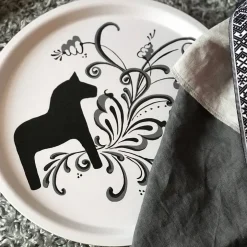Kurbits rund bricka vit-svart med dalahästar