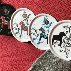 Kurbits rund bricka vit-svart med dalahästar