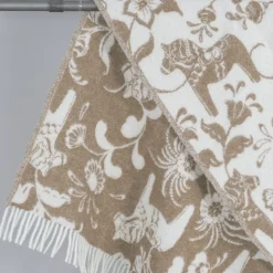 Leksand beige ullpläd 130x170 cm – dalahästar i 100% ull