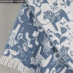 Leksand blå ullpläd 130x170 cm – dalahästar i 100% ull