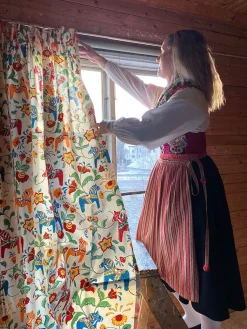 Leksand natur gardiner med traditionellt dalahästtryck