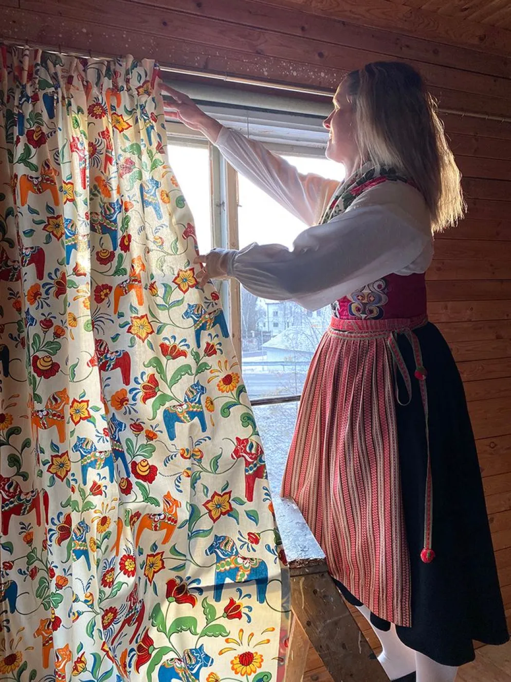 Leksand natur gardiner med traditionellt dalahästtryck