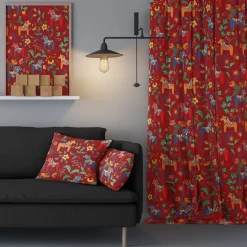 Leksand röd gardiner med traditionellt dalahästtryck