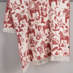 Leksand röd ullpläd 130x170cm – dalahästar i 100% ull