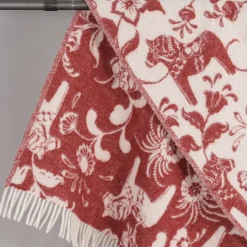 Leksand röd ullpläd 130x170cm – dalahästar i 100% ull