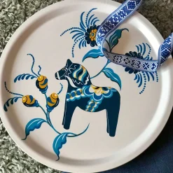 Leksand rund bricka vit-blå med traditionellt dalahästmönster