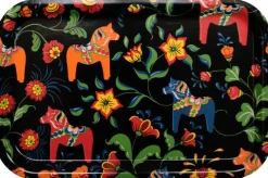 Leksand svart bricka med traditionellt dalahästmönster