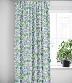 Ljuvligt blå – blommiga gardiner i mjuka blå och lila toner