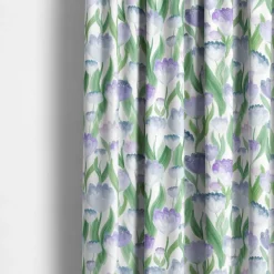 Ljuvligt blå – blommiga gardiner i mjuka blå och lila toner
