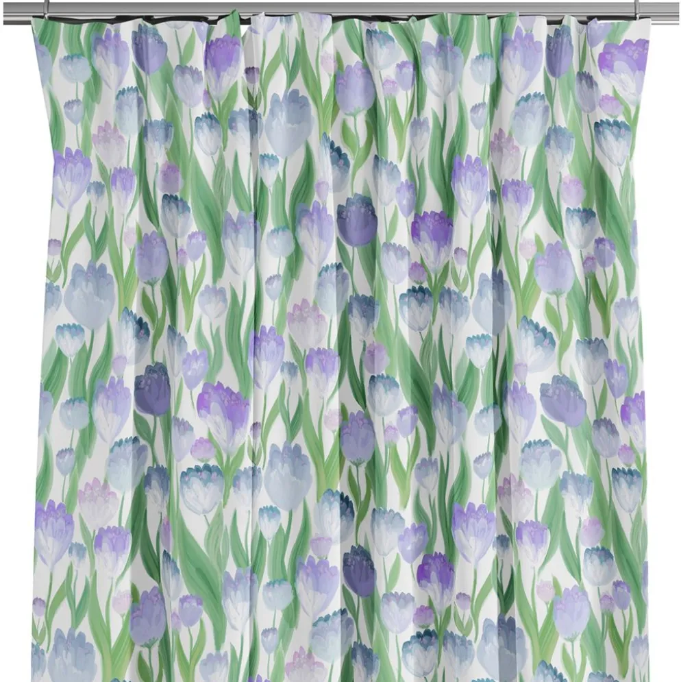 Ljuvligt blå – blommiga gardiner i mjuka blå och lila toner