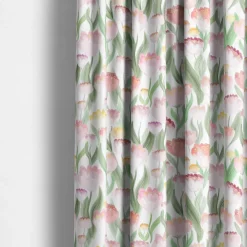 Ljuvligt rosa – blommiga gardiner i mjuka blå och lila toner