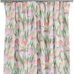 Ljuvligt rosa – blommiga gardiner i mjuka blå och lila toner