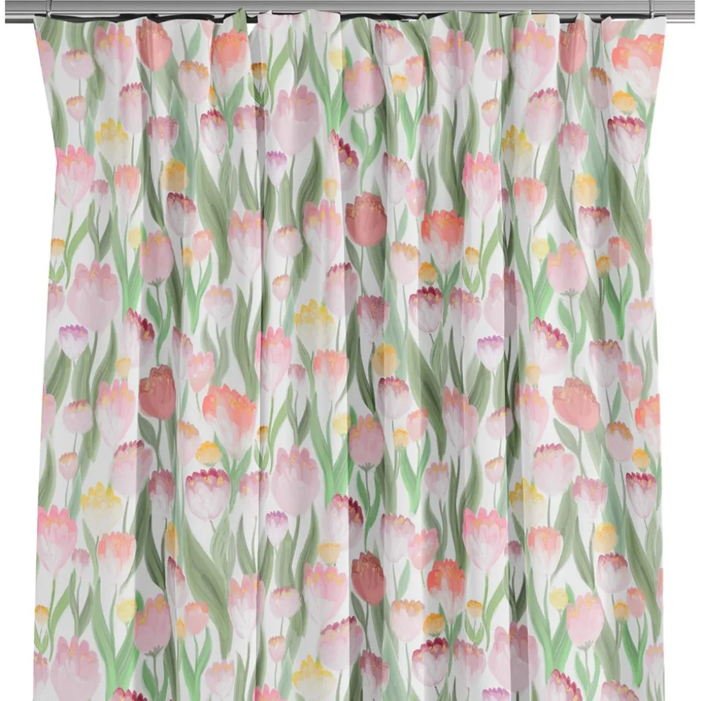 Ljuvligt rosa – blommiga gardiner i mjuka blå och lila toner