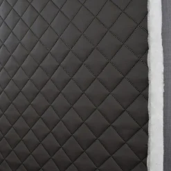 Niva XL svart fuskskinn - vadderat svart fuskskinn med stor diagonalquiltning