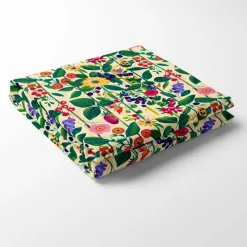 Nordisk Flora bordsduk – Färgstark duk med blommor och bär