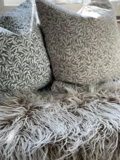 Ramas allmogegrön kuddfodral med kvistar och blad