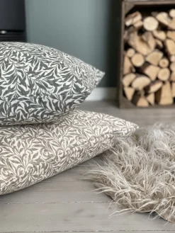 Ramas allmogegrön kuddfodral med kvistar och blad