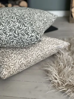 Ramas beige kuddfodral med kvistar och blad