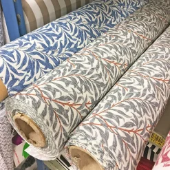 Ramas ljusgrå tyg med kvistar och blad