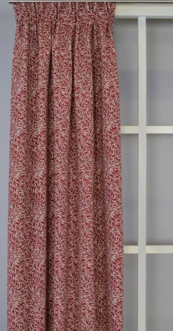 Ramas röd-beige gardiner med kvistar och blad
