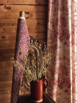 Ramas röd-beige tyg med kvistar och blad
