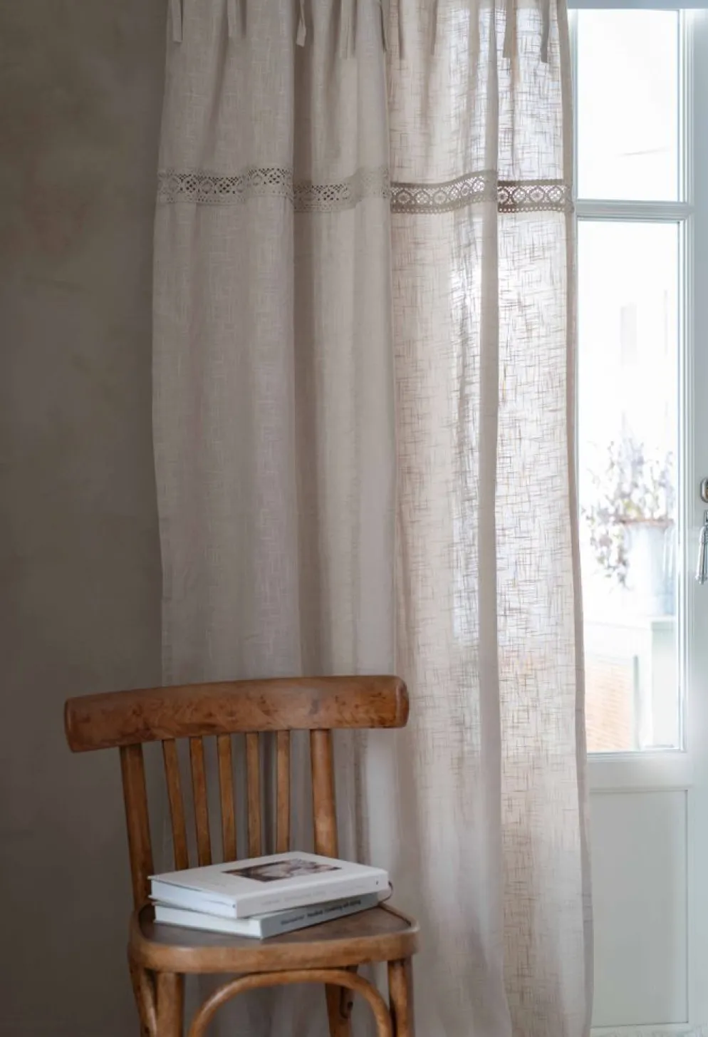 Sanna beige knytbandsgardiner med dekorativt spetsband