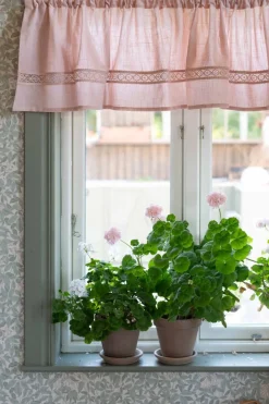 Sanna rosa gardinkappa med spets