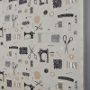 Sewing atelier tyg med vintage sybehör och symaskiner