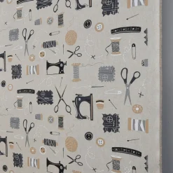 Sewing atelier tyg med vintage sybehör och symaskiner