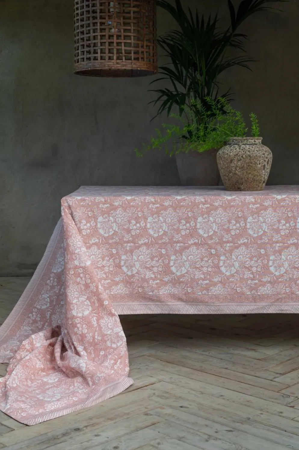 Sonia rosa blommig bordsduk i bomull 145x300cm