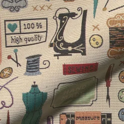 Vintage sewing atelier möbeltyg med vintage sybehör och symaskiner